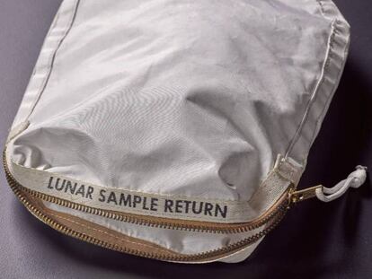 Bolsa usada por Neil Armstrong para transportar las primeras muestras de rocas de la Luna durante la misión 'Apollo 11'.