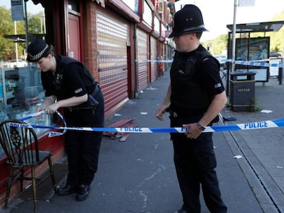 La policía acordona una calle de Moss Side, donde ha sido detenido el último sospechoso.