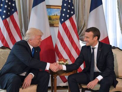 Donald Trump i Emmanuel Macron fan una encaixada, a la residència de l'ambaixador nord-americà a Brussel·les, dijous.