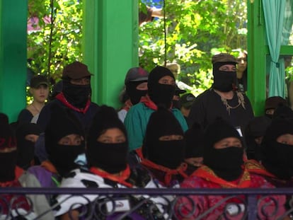 El subcomandante Galeano y miembros del EZLN, en la apertura de la Comisión Nacional Indígena en San Cristóbal de las Casas.