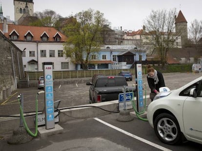 Ülle Jehe, usuaria de coche eléctrico carga su vehículo en uno de los puntos de carga en el centro de Tallin.