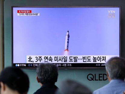 Varias personas en Corea del Sur pendientes de las informaciones sobre el lanzamiento del misil norcoreano.