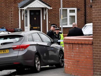 Redada policial ayer domingo en el área de Moss Side de Mánchester.