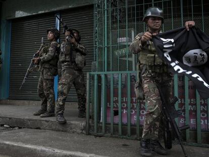 Un soldado filipino, con una foto del ISIS en Marawi.