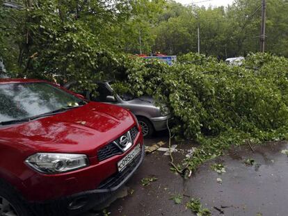 Varios coches dañados tras una tormenta, este lunes en Moscú.
