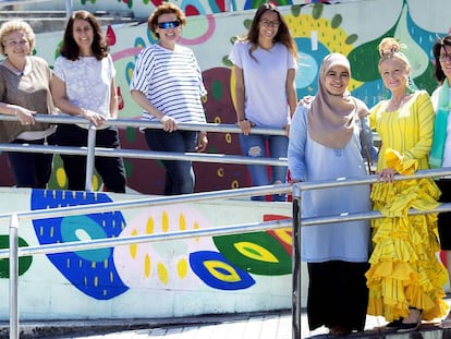 Grupo mujeres de participantes en un proyecto de la Fundación Sevilla Acoge dedicado a formar a mujeres migrantes en costura.