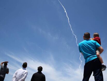 Curiosos observan el lanzamiento del misil de prueba, el martes en California.