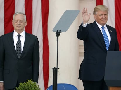 Trump canta el himno nacional con motivo del Día de los Caídos, en el cementerio nacional de Arlington, Virginia.