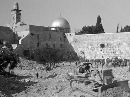 Excavadoras israelíes arrasan el barrio árabe situado ante el Muro de las Lamentaciones tras la guerra de 1967.