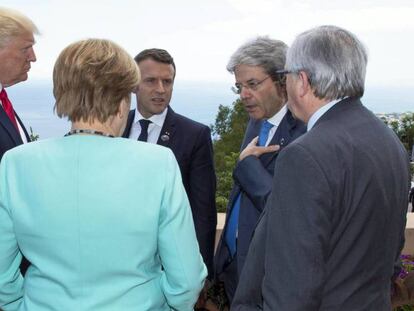 Trump, Merkel, Juncker, Gentiloni i Macron conversen durant la cimera del G7 a Sicília.