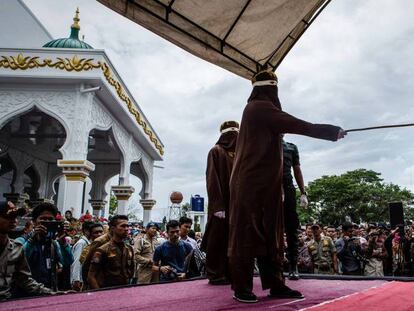Uno de los jóvenes condenados por sodomía es azotado públicamente en Indonesia.