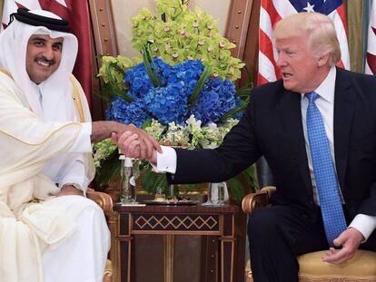 Donald Trump choca la mano con el emir de Qatar, el jeque Tamim, en su visita a la capital de Arabia Saudí del 21 de mayo.