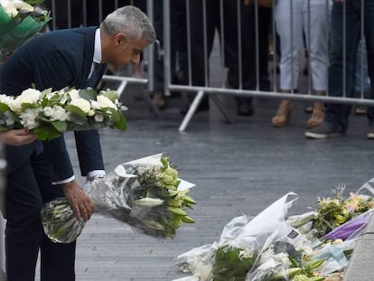 El alcalde de Londres, Sadiq Khan, deposita este lunes, unas flores en honor a las víctimas.