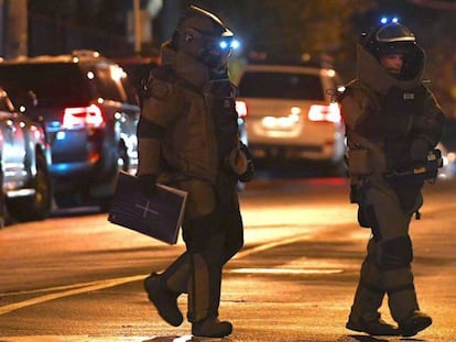 Dos artificieros de la policía australiana durante el incidente de la noche pasada en Melbourne. En el vídeo, Australia califica de “atentado terrorista” un secuestro en Melbourne con un muerto.