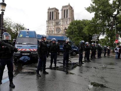 París: Cordón policial junto a Nortre Dame tras el incidente junto al templo de este martes.
