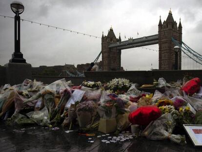 Varios ramos de flores, velas y mensajes dejados en memoria de las víctimas en los alrededores del Ayuntamiento, en Londres (Reino Unido).