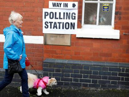 Una votante llega a su colegio electoral en Congleton. En vídeo, las reacciones de los líderes políticos tras conocer el avance de resultados de las elecciones generales.