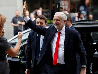 Jeremy Corbyn, líder laborista, llega a la sede de su partido.