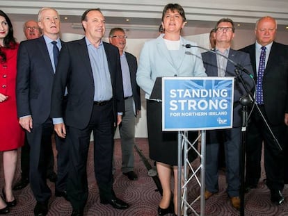La líder del Partido Unionista Democrático, Arlene Foster, en el centro, rodeada por los parlamentarios electos de su partido.