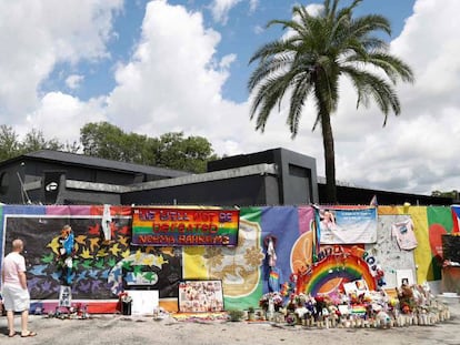 Un hombre, el pasado viernes, en el memorial frente a la discoteca Pulse, en Orlando.
