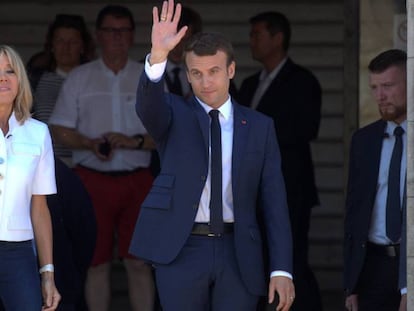 Emmanuel Macron y su esposa Brigitte salen del colegio electoral este domingo después de votar.