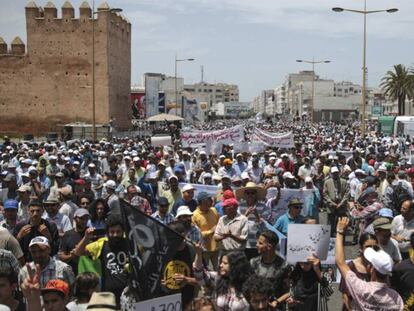 Miles de manifestantes protestan en solidaridad con Alhucemas contra la corrupción y los abusos del Gobierno central en Rabat, Marruecos.