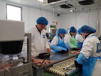 Trabajadores de la empresa Heck Sausages en su fábrica de Kirklington, North Yorkshire.