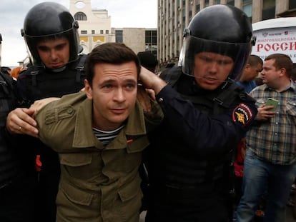 La policía rusa detiene a uno de los manifestantes en Moscú.
