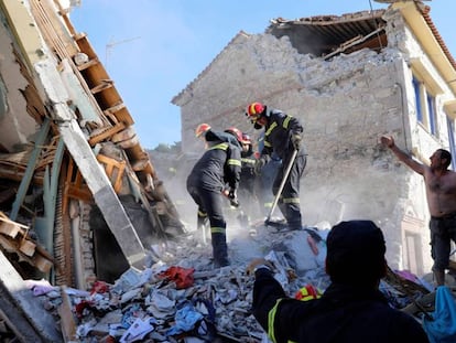 Un edificio destruido en Vrisa, Grecia, por el terremoto de este lunes.