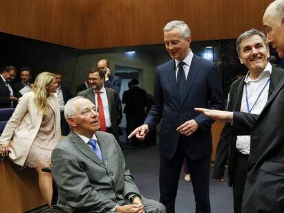 El ministro alemán de Finanzas, Wolfgang Schäuble, con sus homólogos francés, griego y europeo, en Luxemburgo.