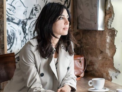 La cineasta libanesa Nadine Labake en un café de Beirut durante la entrevista. / Vídeo: tráiler de Caramel, primera película de Labake.
