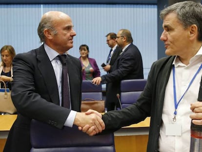 Luis de Guindos estrecha la mano del ministro griego de Finanzas, Euclides Tsakalotos, este jueves en Luxemburgo.