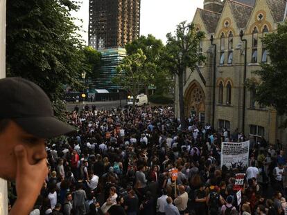 Decenas de manifestantes en Kensington, el barrio en el que estaba el edificio incendiado, este viernes.