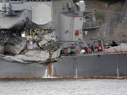 La parte dañada del USS Fitzgerald, amarrado en el puerto de Yokosuka.