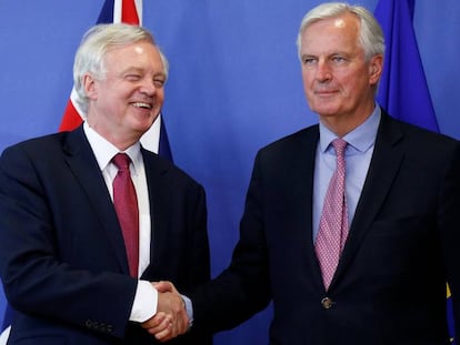 David, negociador británico (izquierda), y Barnier, su homólogo de la UE (derecha).