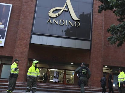 La policía acordona los alrededores del centro comercial Andino en Bogotá.