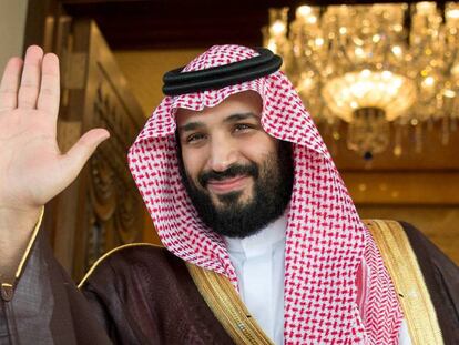Mohammed bin Salman en Riad en abril. En vídeo, el nuevo heredero se arrodilla para intentar besar los pies de su primo y predecesor.