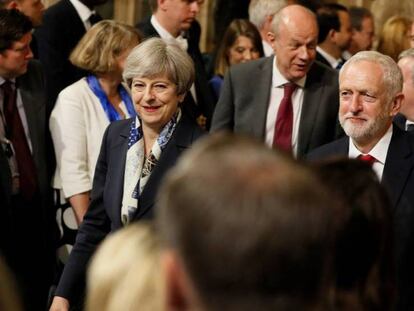 May y Corbyn se dirigen a escuchar el discurso de la reina. En vídeo, el gesto de Corbyn que ha generado la polémica.