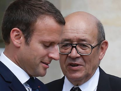 El presidente francés, Emmanuel Macron junto al ministro de Defensa de Francia, Jean-Yves Le Drian. Foto: AFP