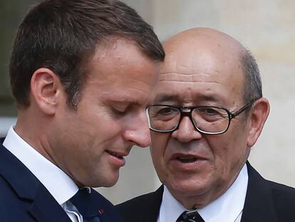 El presidente francés, Emmanuel Macron junto al ministro de Defensa de Francia, Jean-Yves Le Drian. Foto: AFP