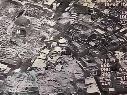 Imagen de satélite distribuida por el Ejército iraquí en la que se muestra la destrucción total de la mezquita.