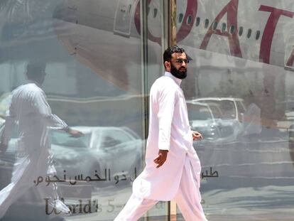 Un hombre pasea delante del hangar de las aerolíneas de Qatar en Riad (Arabia Saudí) a prinicipios de junio.