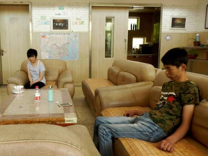 Tres discapacitados internos en el orfanato católico de Liming, en Biancun (provincia de Hebei, al norte de China)