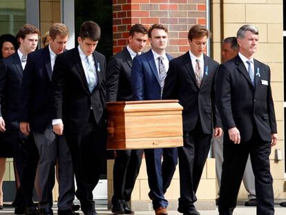 Los familiares y amigos de Otto Warmbier cargan el ataúd en su funeral, en Ohio.