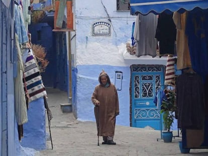 Un hombre marroquí camina por las calles de Chefchaouen, al norte de Marruecos, el 21 de junio de 2017.