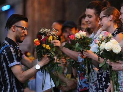 Mujeres dan flores a un hombre que sale de la mezquita de FInsbury Park.