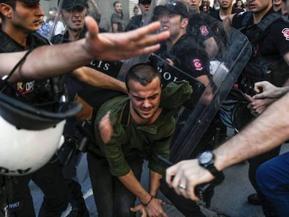 La policía turca carga contra uno de los asistentes la marcha del Orgullo en Estambul.