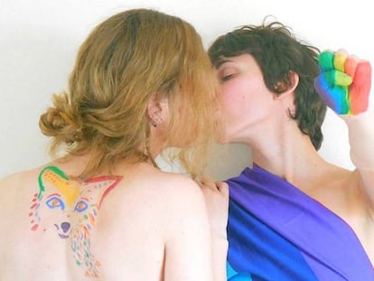 Fotografía difundida en Twitter en la campaña #kiss4LGBTQrights y vídeo promocional.