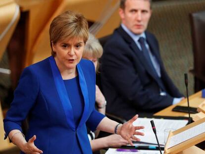 Sturgeon, en el Parlamento de Escocia hoy mismo.