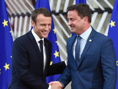 El primer ministro luxemburgués junto a Macron, en la última cumbre europea de Bruselas.